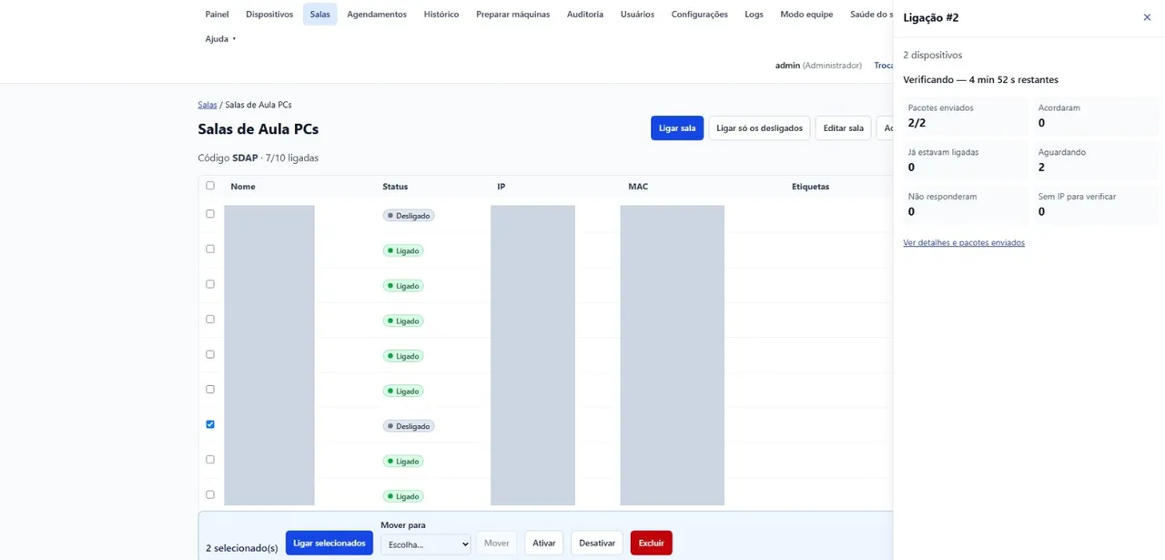 Lista de máquinas de uma sala com status Ligado ou Desligado e um painel lateral acompanhando a ligação em andamento. Nomes, IPs e MACs ocultados.